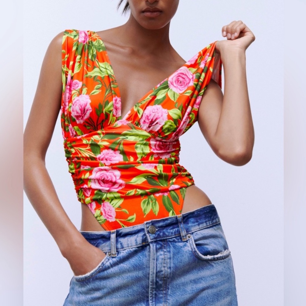 M 🔖 ZARA Floral Printed Draped Bodysuit Red Roses 

RARE Blogger Favorite!!